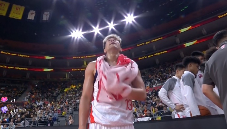 开云体育平台-依旧犀利！郭艾伦弧顶摆脱徐杰直杀篮下拿到两分