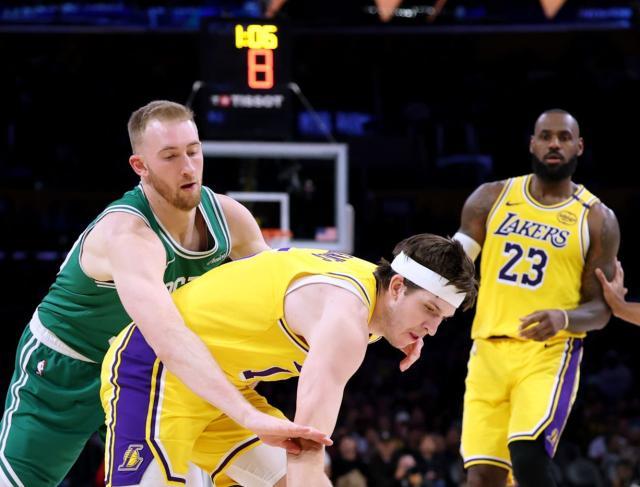 开云体育app-大破绿军！湖人三叉戟渐入佳境，双塔战术显威