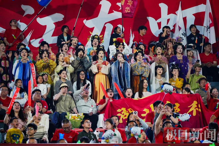 开云体育平台-潜江赛场内外皆精彩：来看一场球，爱上一座城|楚超|体育场|潜江中学体育场|足球联赛|揭幕战_新浪体育_新浪新闻